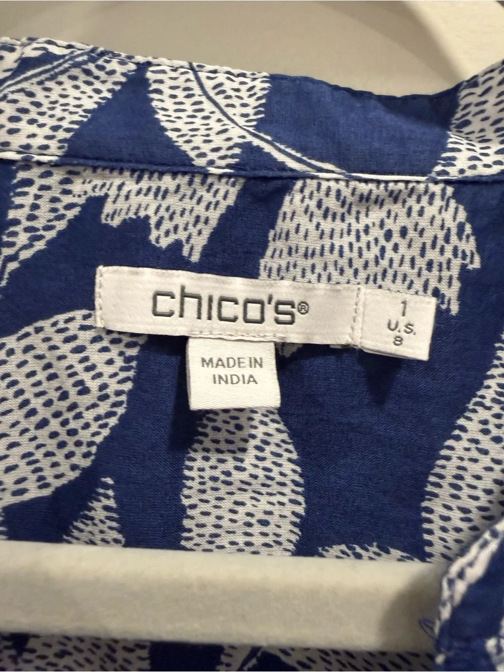 Chico‘s cotton Women’s Navy Leaf-Print Button-Up Blouse size 1 - Picture 3 of 10